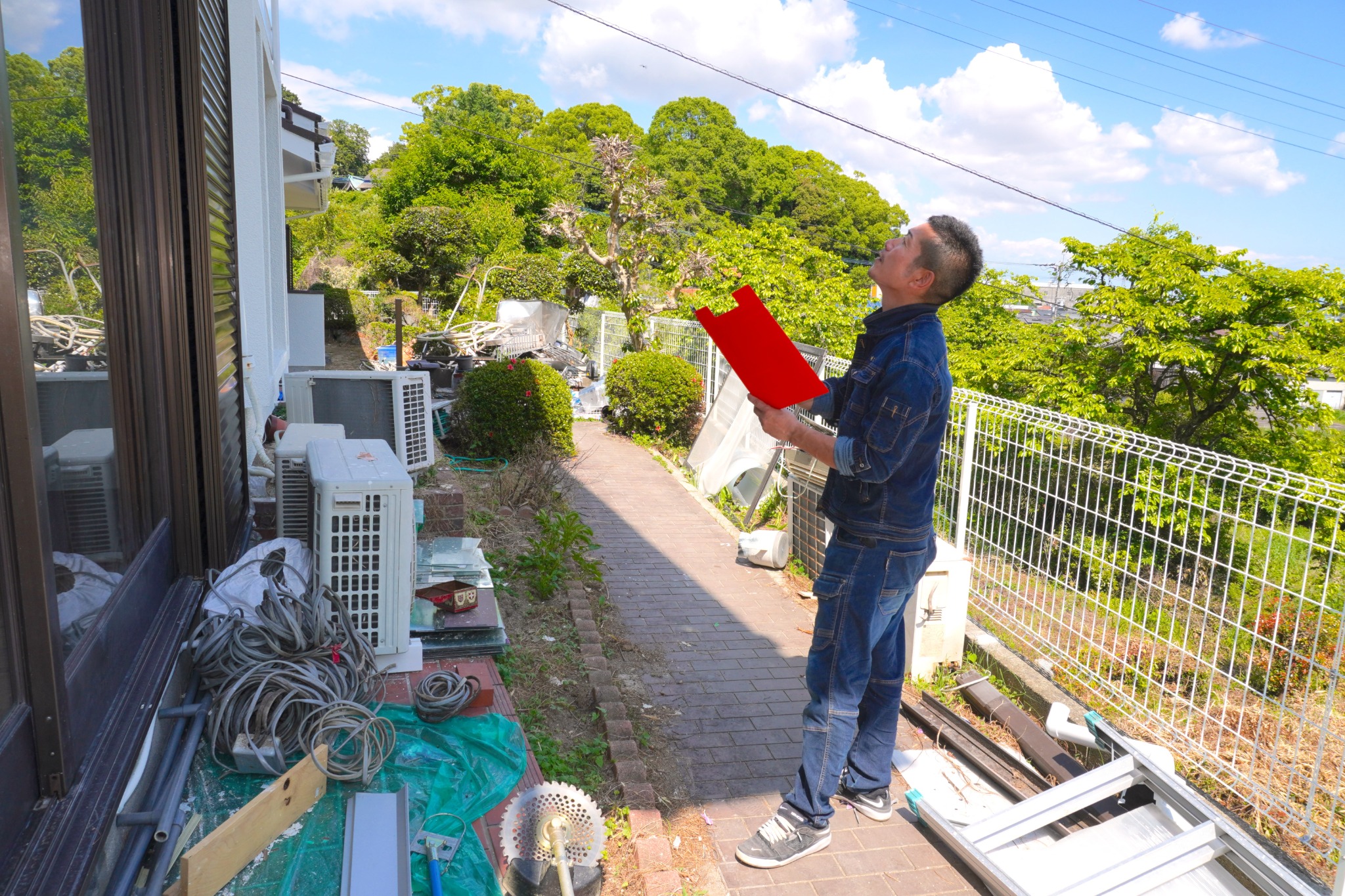 現地で建物の状態を確認する暁住建の職人