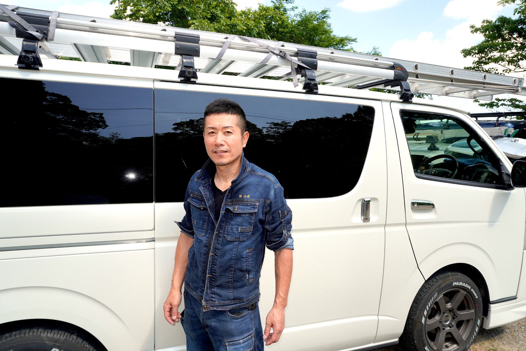 作業車の前に立つ暁住建代表の脇宏志
